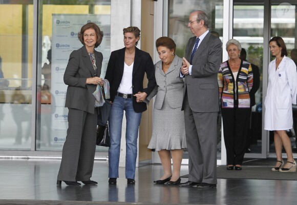Maria Zurita et sa mère l'infante Margarita de Bourbon lors de leur visite au roi Juan Carlos Ier d'Espagne lors de son hospitalisation à Madrid en septembre 2013.