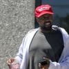 Exclusif - Kanye West porte la casquette avec l'inscription "Make America Great Again" en soutient au président Donald Trump à la sortie d'un studio d'enregistrement à Calabasas. Le 25 avril 2018