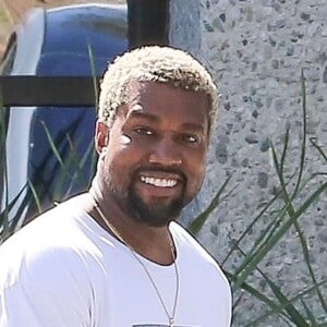 Exclusif - Kanye West arrive, tout sourire dans ses studios d'enregistrement à Calabasas le 20 avril 2018.