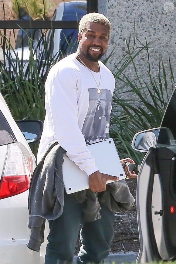 Exclusif - Kanye West arrive, tout sourire dans ses studios d'enregistrement à Calabasas le 20 avril 2018.