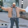 Kanye West de bonne humeur à la sortie de ses bureaux après une longue journée de travail à Calabasas, le 23 février 2018