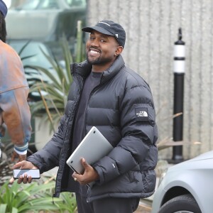 Kanye West tout sourire devant les photographes à Calabasas le 17 janvier 2018.