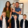 Danielle Lloyd avec ses fils Harry, Archie et George (nés de son précédent mariage avec Jamie O'Hara), son compagnon Michael O'Neill et leur fils Ronnie. Avril 2018.