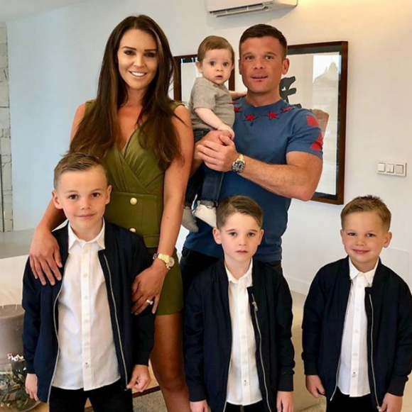Danielle Lloyd avec ses fils Harry, Archie et George (nés de son précédent mariage avec Jamie O'Hara), son compagnon Michael O'Neill et leur fils Ronnie. Avril 2018.
