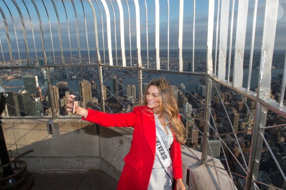 Miss Univers 2017, Demi-Leigh Nel-Peters, pose pour les photographes en haut de l'Empire State Building à New York, le 28 novembre 2017 © Bryan Smith via Zuma/Bestimage