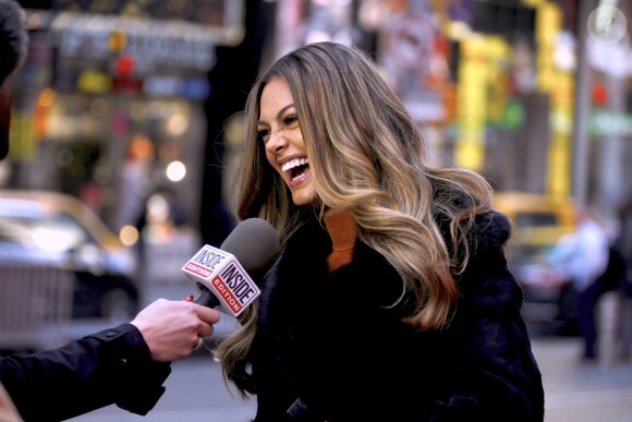 Exclusif - La nouvelle Miss Univers Demi-Leigh Nel-Peters, d'Afrique du sud, donne une interview sur Times Square à New York le 28 novembre 2017.