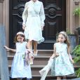 Sarah Jessica Parker avec ses jumelles Marion et Tabitha à la sortie de leur domicile à New York le 3 mai 2018
