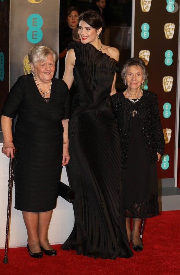 Gemma Arterton avec Eileen Pullen et Gwen Davis - Arrivée des people à la 71e cérémonie des British Academy Film Awards (BAFTA) au Royal Abert Hall à Londres, le 18 février 2018.
