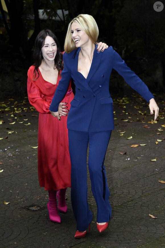 Michelle Hunziker et Aurora Ramazzotti lors de la présentation de l'émission "Vuoi Scommettere" à Milan, le 3 mai 2018.