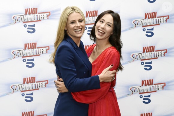 Michelle Hunziker et Aurora Ramazzotti lors de la présentation de l'émission "Vuoi Scommettere" à Milan, le 3 mai 2018.