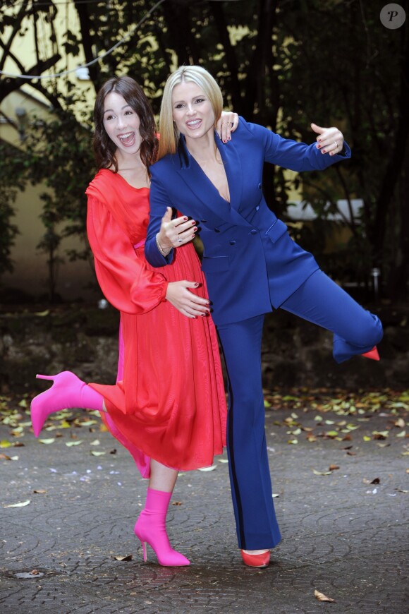 Michelle Hunziker et Aurora Ramazzotti lors de la présentation de l'émission "Vuoi Scommettere" à Milan, le 3 mai 2018.