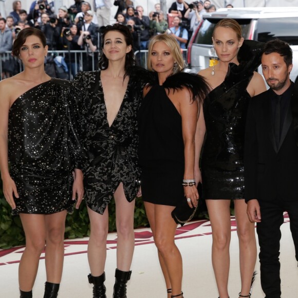 Mica Arganaraz, Anja Rubik, Anthony Vaccarello, Amber Valletta, Kate Moss, Charlotte Casiraghi et Charlotte Gainsbourg au Met Gala à New York, le 7 mai 2018.