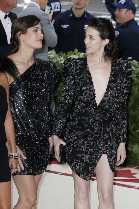Charlotte Casiraghi et Charlotte Gainsbourg au Met Gala à New York, le 7 mai 2018.