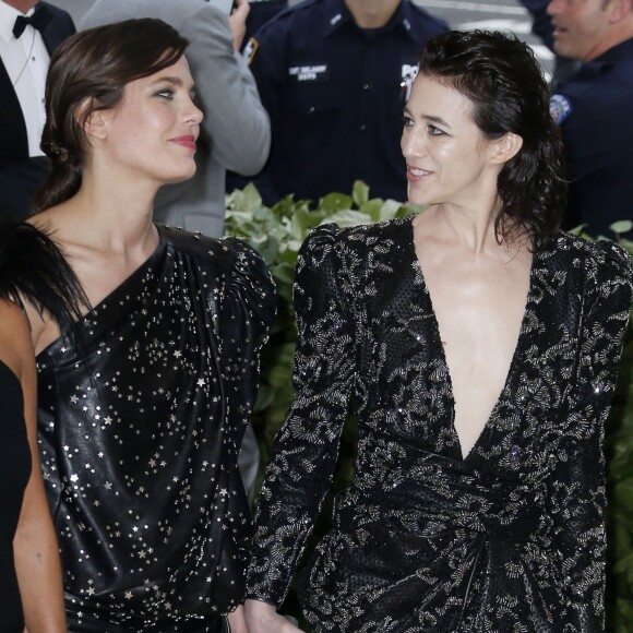 Charlotte Casiraghi et Charlotte Gainsbourg au Met Gala à New York, le 7 mai 2018.