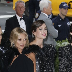 Anthony Vaccarello, Amber Valletta, Kate Moss, Charlotte Casiraghi et Charlotte Gainsbourg au Met Gala à New York, le 7 mai 2018.  © Charles Guerin / Bestimage