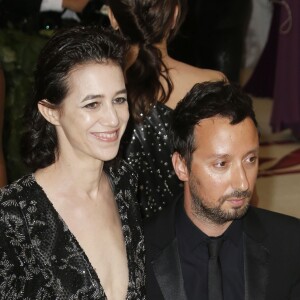 Charlotte Gainsbourg et Anthony Vaccarello au Met Gala à New York, le 7 mai 2018.