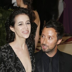 Charlotte Gainsbourg et Anthony Vaccarello au Met Gala à New York, le 7 mai 2018.