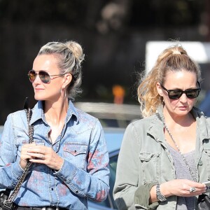 Christina, Laeticia Hallyday, Yaël Abrot - Laeticia Hallyday et ses amies vont déjeuner au Country Market de Brentwood le 8 mai 2018.