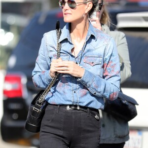 Laeticia Hallyday et ses amies vont déjeuner au Country Market de Brentwood le 8 mai 2018.