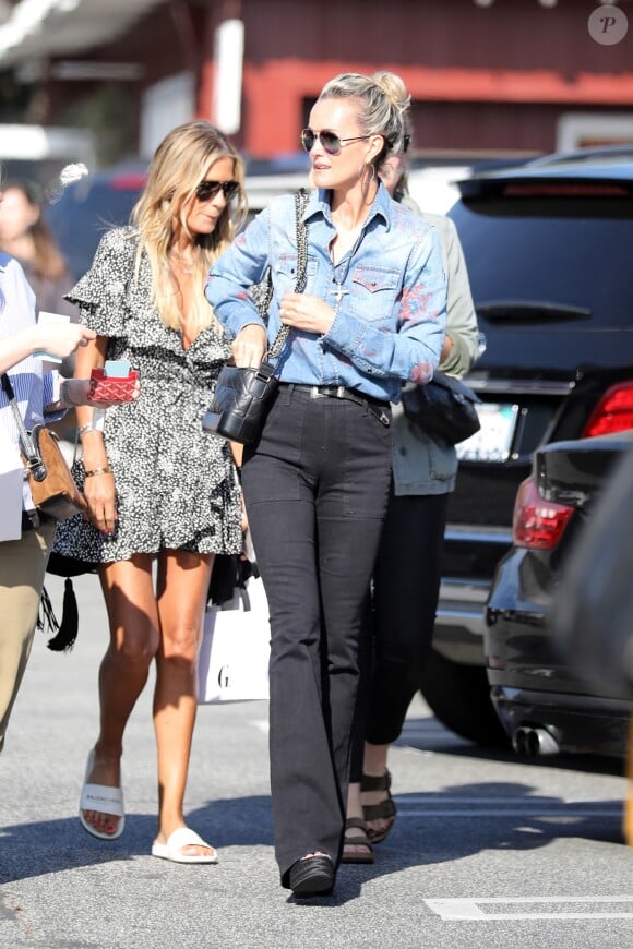 Christina, Laeticia Hallyday - Laeticia Hallyday et ses amies vont déjeuner au Country Market de Brentwood le 8 mai 2018.