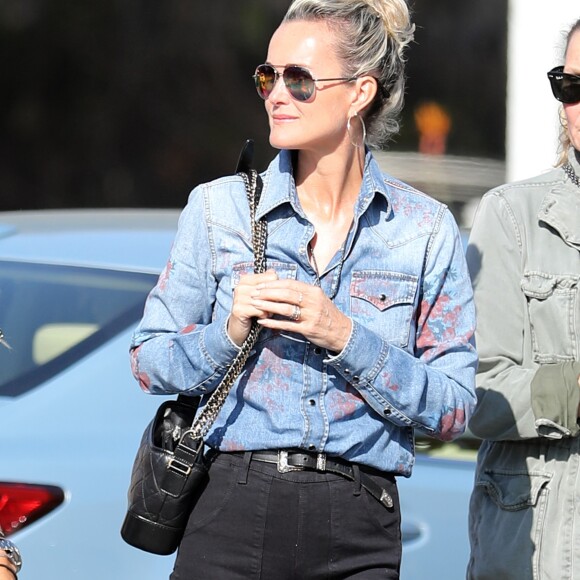 Laeticia Hallyday et ses amies vont déjeuner au Country Market de Brentwood le 8 mai 2018.