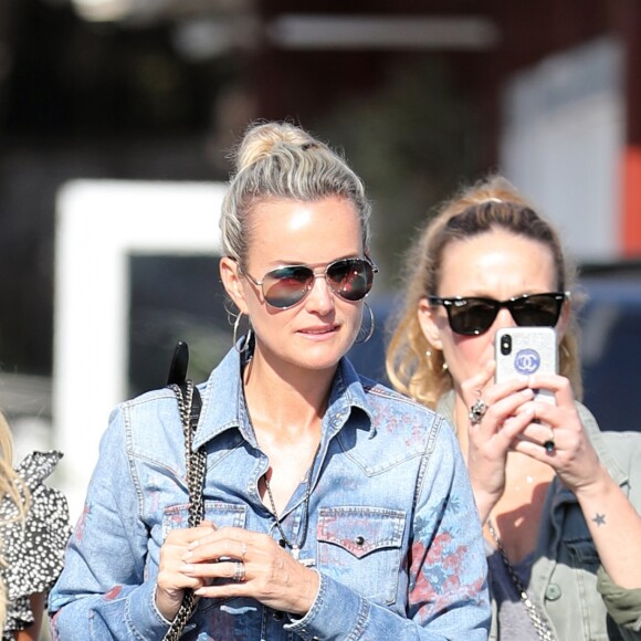 Elodie Piège, Christina, Laeticia Hallyday, Yaël Abrot - Laeticia Hallyday et ses amies vont déjeuner au Country Market de Brentwood le 8 mai 2018.