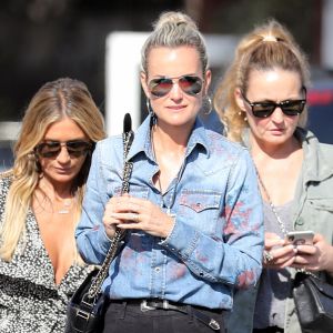 Christina, Laeticia Hallyday, Yaël Abrot - Laeticia Hallyday et ses amies vont déjeuner au Country Market de Brentwood le 8 mai 2018.