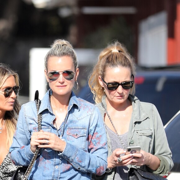 Elodie Piège, Christina, Laeticia Hallyday, Yaël Abrot - Laeticia Hallyday et ses amies vont déjeuner au Country Market de Brentwood le 8 mai 2018.