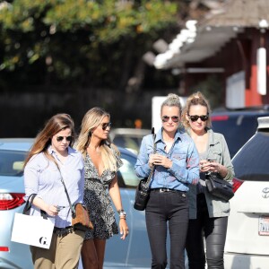 Elodie Piège, Christina, Laeticia Hallyday, Yaël Abrot - Laeticia Hallyday et ses amies vont déjeuner au Country Market de Brentwood le 8 mai 2018.