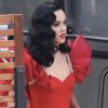 Exclusif - Katy Perry avec une perruque brune dans une robe rouge à froufrous arrive à l'émission American Idol Live à Los Angeles, le 6 mai 2018.