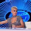 Katy Perry et Luke Bryan font des blagues à Lionel Richie avec des "coussins péteurs" lors de l'émission "American Idol" à Los Angeles, le 18 mars 2018.