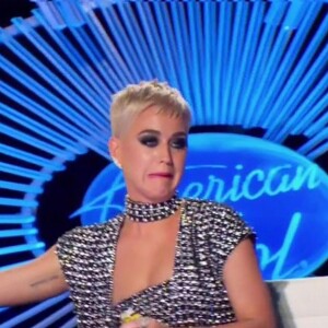 Katy Perry et Luke Bryan font des blagues à Lionel Richie avec des "coussins péteurs" lors de l'émission "American Idol" à Los Angeles, le 18 mars 2018.