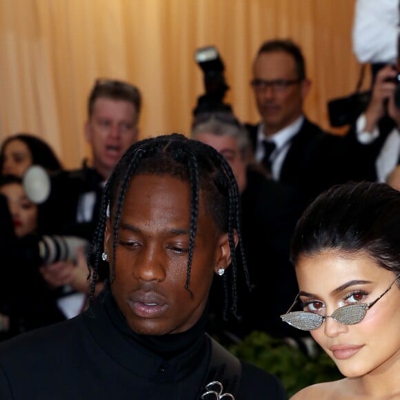 Kylie Jenner et son compagnon Travis Scott - Les célébrités arrivent à l'ouverture de l'exposition Heavenly Bodies: Fashion and the Catholic Imagination à New York, le 7 mai 2018 © Sonia Moskowitz/Globe Photos via Zuma/Bestimage