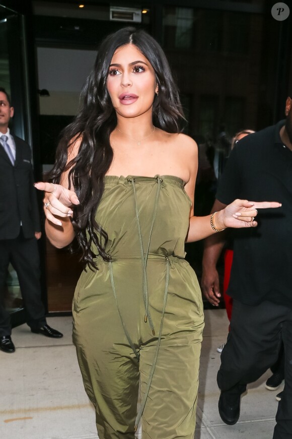 Kylie Jenner et son compagnon Travis Scott à la sortie d'un immeuble à New York, le 6 mai 2018