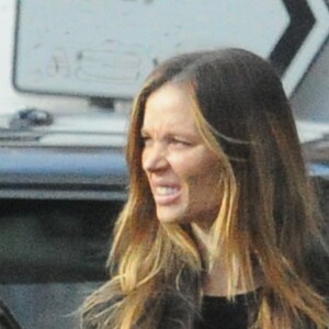 Exclusif - Georgina Chapman, la femme de Harvey Weinstein, dans la rue au Royaume Uni le 10 novembre 2017. Georgina ne porte plus, ni alliance, ni bague de fiancaille.