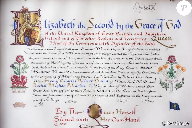 Le document du consentement formel de la reine Elizabeth II pour le mariage du prince Harry et de Meghan Markle a été révélé le 12 mai 2018 à Buckingham Palace, à Londres, une semaine jour pour jour avant la cérémonie.