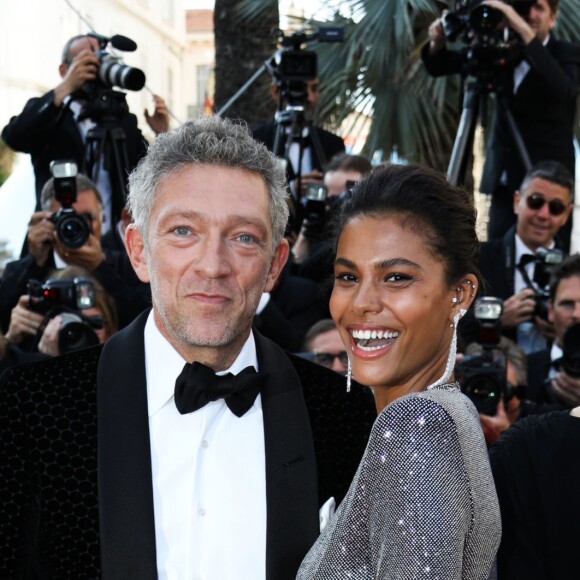 Vincent Cassel et Tina Kunakey lors de la montée des marches de 'Girls Of The Sun (Les Filles Du Soleil)' au Festival de Cannes, le 12 mai 2018.