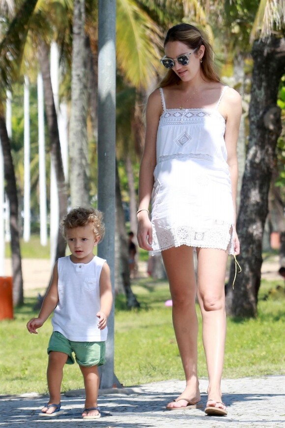 Exclusif - Candice Swanepoel (enceinte) se promène avec son fils Anaca et la nounou à Espirito Santon au Brésil le 23 avril 2018.
