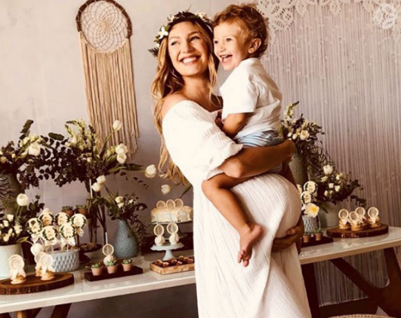 Candice Swanepoel et son fils Anaca. Avril 2018.