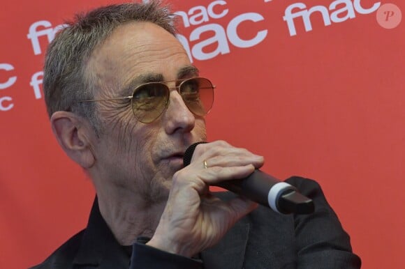 Exclusif - Alain Chamfort dédicace son nouvel album "Le Désordre des choses" à la Fnac Montparnasse à Paris, le 20 avril 2018. © Giancarlo Gorassini/Bestimage
