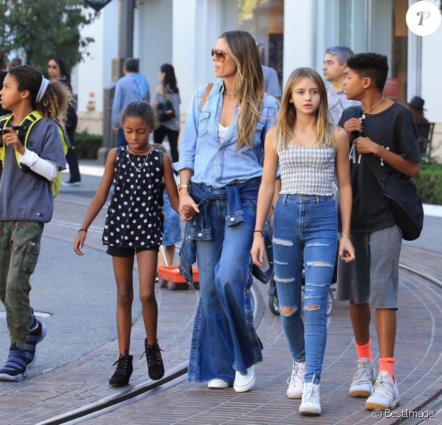 Heidi Klum se promène avec ses enfants, Helene Samuel, Henry Samuel, Lou Samuel et Johan Samuel à The Grove à Hollywood. Le mannequin porte un jean pattes d'eph et une chemise en jean, le 15 octobre 2017.