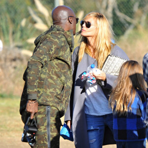 Heidi Klum et Seal se retrouvent en famille pour soutenir leur fils Johan lors d'un match de football à Brentwood. Lou, Leni et Henri sont de la partie! Le 14 novembre 2015.