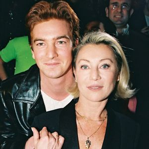 Sheila pose avec son fils Ludovic Chancel lors de son come-back au Queen, à Paris, le 12 janvier 1998.
