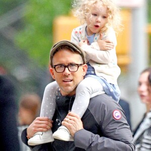 Exclusif - Ryan Reynolds se promène avec sa fille James à New York, le 24 mai 2017.