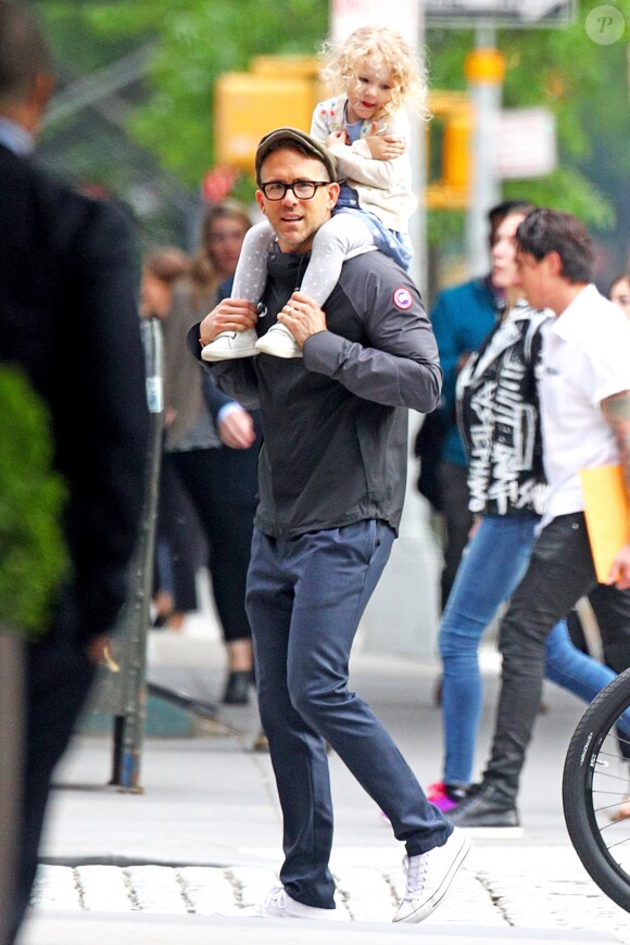 Exclusif - Ryan Reynolds se promène avec sa fille James à New York, le 24 mai 2017.