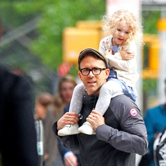 Exclusif - Ryan Reynolds se promène avec sa fille James à New York, le 24 mai 2017.
