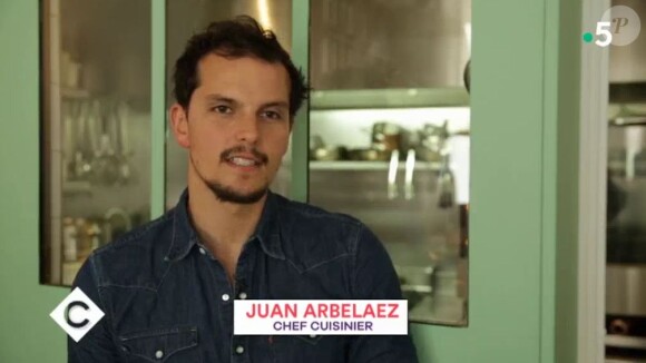 Juan Arbe­laez détaille les qualités de sa compagne Laury Thilleman dans "C à vous, la suite", sur France 5, le 15 mai 2018.