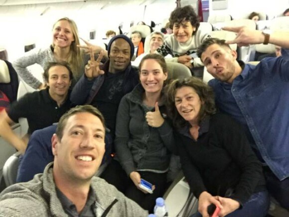 L'équipe de Dropped, Camille Muffat, Alain Bernard, Jeannie Longo, Sylvain Wiltord, Alexis Vastine, Philippe Candeloro, Laurence Arthaud, Anne-Flore Marxer, dans l'avion vers l'Argentine