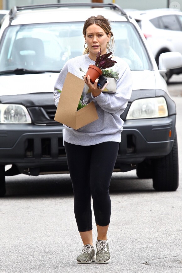 Hilary Duff rentre chez elle avec des plantes à Los Angeles, le 12 mai 2018.