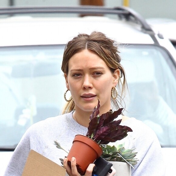 Hilary Duff rentre chez elle avec des plantes à Los Angeles, le 12 mai 2018.